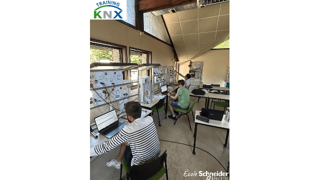 Certification KNX pour les étudiants et apprentis de l'Ecole Schneider Electric